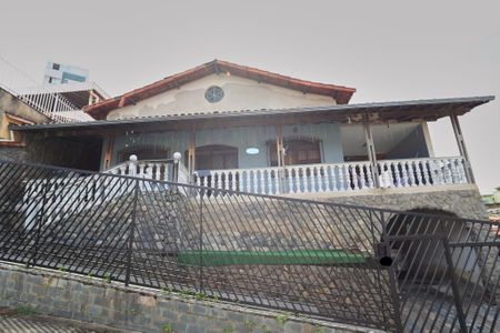 Casa à venda com 360m², 4 quartos e 2 vagas Casa à venda com 360m², 4 quartos e 2 vagasFachada