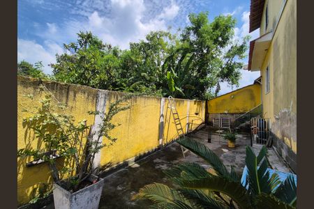 Casa de condomínio à venda com 220m², 4 quartos e 3 vagas Casa de condomínio à venda com 220m², 4 quartos e 3 vagasÁrea externa