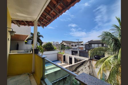 Casa de condomínio à venda com 220m², 4 quartos e 3 vagas Casa de condomínio à venda com 220m², 4 quartos e 3 vagasSuíte