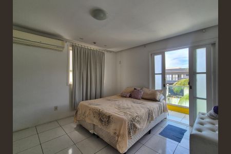 Casa de condomínio à venda com 220m², 4 quartos e 3 vagas Casa de condomínio à venda com 220m², 4 quartos e 3 vagasSuíte