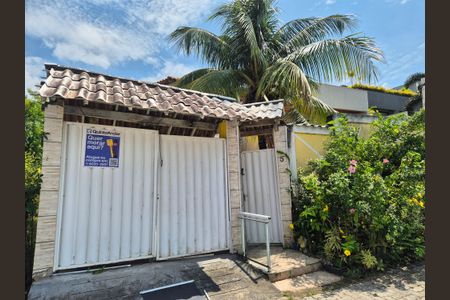 Casa de condomínio à venda com 220m², 4 quartos e 3 vagas Casa de condomínio à venda com 220m², 4 quartos e 3 vagasFachada