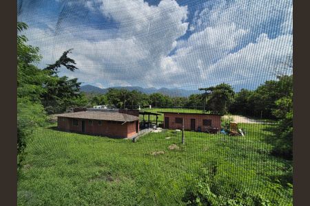 Casa de condomínio à venda com 220m², 4 quartos e 3 vagas Casa de condomínio à venda com 220m², 4 quartos e 3 vagasVista