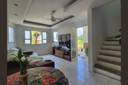 Casa de condomínio à venda com 220m², 4 quartos e 3 vagas Casa de condomínio à venda com 220m², 4 quartos e 3 vagasSala