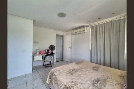 Casa de condomínio à venda com 220m², 4 quartos e 3 vagas Casa de condomínio à venda com 220m², 4 quartos e 3 vagasSuíte