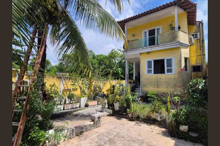 Casa de condomínio à venda com 220m², 4 quartos e 3 vagas Casa de condomínio à venda com 220m², 4 quartos e 3 vagasÁrea externa