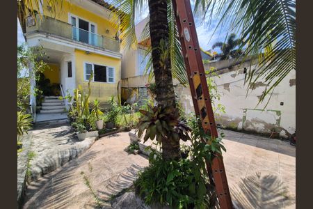 Casa de condomínio à venda com 220m², 4 quartos e 3 vagas Casa de condomínio à venda com 220m², 4 quartos e 3 vagasÁrea externa