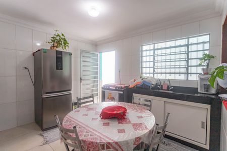 Casa à venda com 130m², 3 quartos e 2 vagasCozinha 