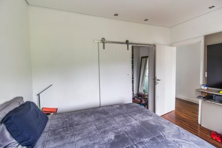 Casa de condomínio à venda com 320m², 4 quartos e 2 vagas Casa de condomínio à venda com 320m², 4 quartos e 2 vagasSuíte