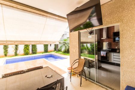 Casa de condomínio à venda com 320m², 4 quartos e 2 vagas Casa de condomínio à venda com 320m², 4 quartos e 2 vagasVista da Sala