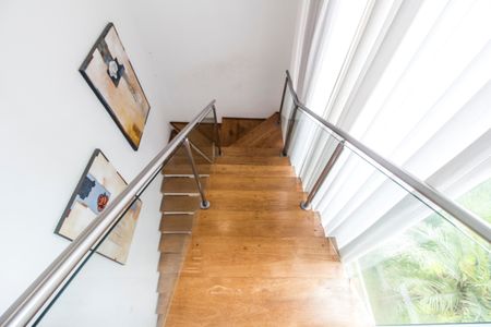 Casa de condomínio à venda com 320m², 4 quartos e 2 vagas Casa de condomínio à venda com 320m², 4 quartos e 2 vagasEscada