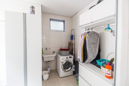 Casa de condomínio à venda com 320m², 4 quartos e 2 vagas Casa de condomínio à venda com 320m², 4 quartos e 2 vagasÁrea de Serviço