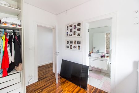 Casa de condomínio à venda com 320m², 4 quartos e 2 vagas Casa de condomínio à venda com 320m², 4 quartos e 2 vagasSuíte