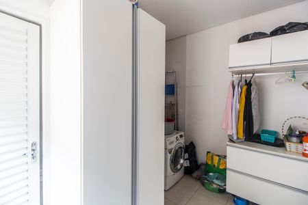 Casa de condomínio à venda com 320m², 4 quartos e 2 vagas Casa de condomínio à venda com 320m², 4 quartos e 2 vagasÁrea de Serviço