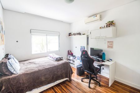 Casa de condomínio à venda com 320m², 4 quartos e 2 vagas Casa de condomínio à venda com 320m², 4 quartos e 2 vagasSuíte