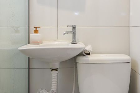 Banheiro de casa para alugar com 1 quarto, 30m² em Parque Arariba, São Paulo