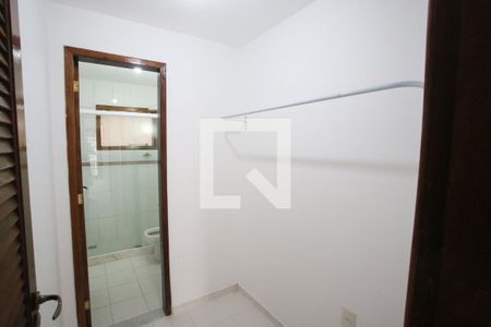 Casa de condomínio para alugar com 200m², 3 quartos e 2 vagasCloset da Suíte 2