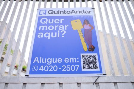 Casa de condomínio à venda com 54m², 2 quartos e 2 vagasPlaca instalada no portão do condomínio - Código da placa: YEQA-97