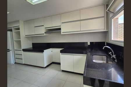 Casa de condomínio para alugar com 370m², 4 quartos e 2 vagas