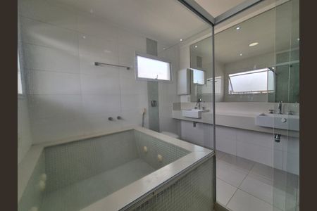 Casa de condomínio para alugar com 370m², 4 quartos e 2 vagas