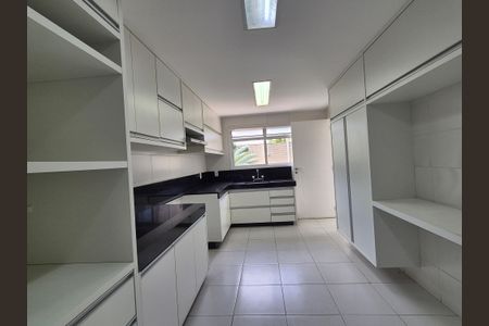 Casa de condomínio para alugar com 370m², 4 quartos e 2 vagas