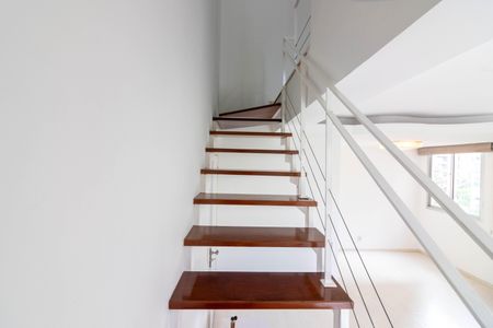 Apartamento para alugar com 70m², 2 quartos e 1 vagaEscada