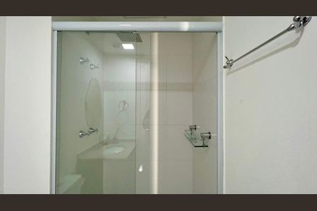 Banheiro de kitnet/studio à venda com 1 quarto, 24m² em Pinheiros, São Paulo