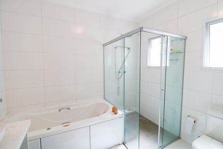 Casa à venda com 320m², 4 quartos e 3 vagasBanheiro da Suíte 4