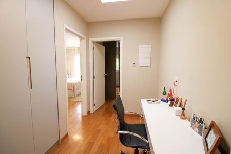 Casa à venda com 320m², 4 quartos e 3 vagasEscritório