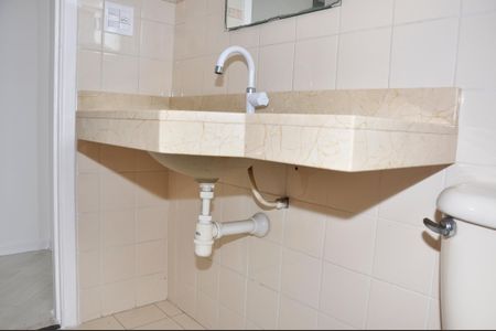 Apartamento para alugar com 50m², 2 quartos e 1 vagaDetalhe - Banheiro Social