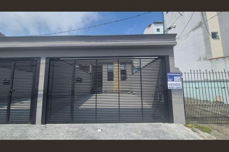 Casa à venda com 150m², 3 quartos e 2 vagas Casa à venda com 150m², 3 quartos e 2 vagasFachada