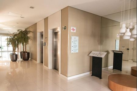 Apartamento à venda com 74m², 2 quartos e 2 vagasHall social