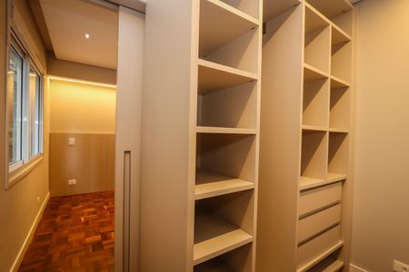 Apartamento à venda com 144m², 4 quartos e 2 vagasCloset da suíte 2