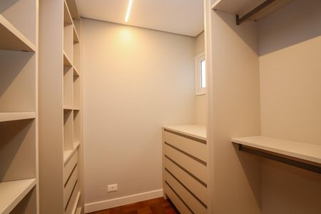 Apartamento à venda com 144m², 4 quartos e 2 vagasCloset da suíte 2