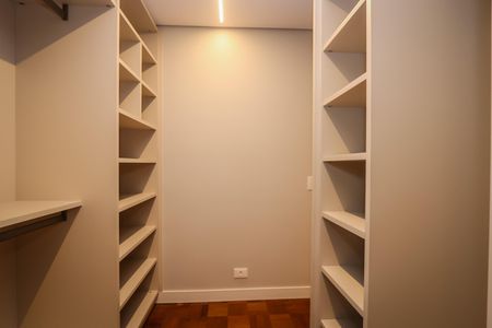 Apartamento à venda com 144m², 4 quartos e 2 vagasCloset da suíte 2