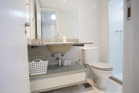 Casa de condomínio à venda com 167m², 4 quartos e 2 vagasBanheiro do  Quarto Suíte 2