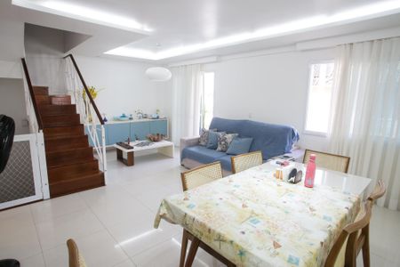 Casa de condomínio à venda com 167m², 4 quartos e 2 vagasSala