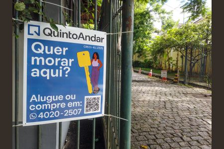 Casa de condomínio à venda com 167m², 4 quartos e 2 vagasFachada da rua do condomínio