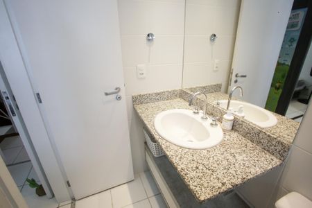 Casa de condomínio à venda com 167m², 4 quartos e 2 vagasBanheiro do  Quarto Suíte 2