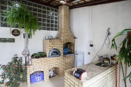 Casa de condomínio à venda com 167m², 4 quartos e 2 vagasChurrasqueira