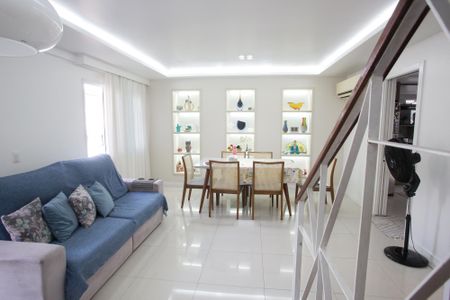 Casa de condomínio à venda com 167m², 4 quartos e 2 vagasSala