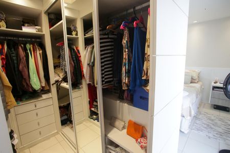 Casa de condomínio à venda com 167m², 4 quartos e 2 vagasCloset do Quarto Suíte 1