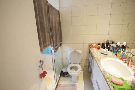 Casa de condomínio à venda com 167m², 4 quartos e 2 vagasBanheiro do Quarto Suíte 1