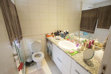 Casa de condomínio à venda com 167m², 4 quartos e 2 vagasBanheiro do Quarto Suíte 1