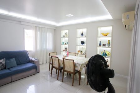 Casa de condomínio à venda com 167m², 4 quartos e 2 vagasSala