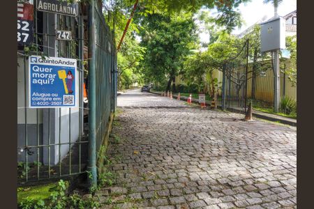 Casa de condomínio à venda com 167m², 4 quartos e 2 vagasFachada da rua do condomínio
