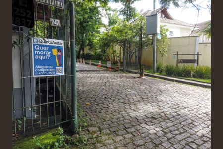 Casa de condomínio à venda com 167m², 4 quartos e 2 vagasFachada da rua do condomínio