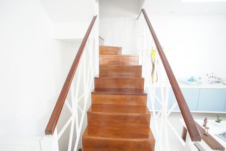 Casa de condomínio à venda com 167m², 4 quartos e 2 vagasEscada