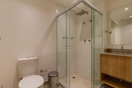 Banheiro de kitnet/studio para alugar com 1 quarto, 35m² em Jardim das Acacias, São Paulo