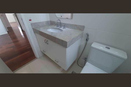 Apartamento à venda com 254m², 4 quartos e 4 vagas Apartamento à venda com 254m², 4 quartos e 4 vagasBanheiro da Suíte 4