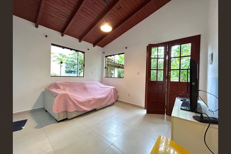 Sala  de casa de condomínio para alugar com 1 quarto, 50m² em Rio Tavares Central, Florianópolis